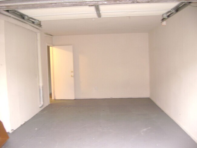 Building Photo - 3BR Townhome with garage! - Northampton School District