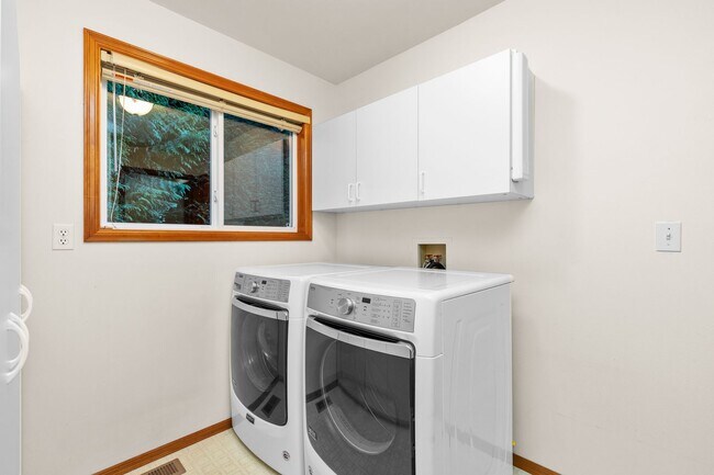 Building Photo - Spacious 4 bed/2.5 bath in Kirkland