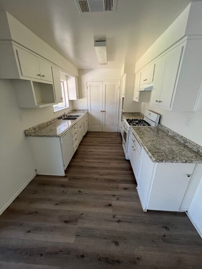 Building Photo - 4 bedroom 2 bath,  fenced yard w/ fruit tr...