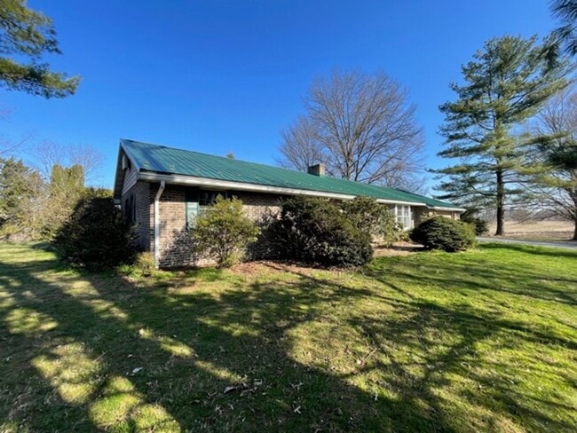 Building Photo - 735 E King St