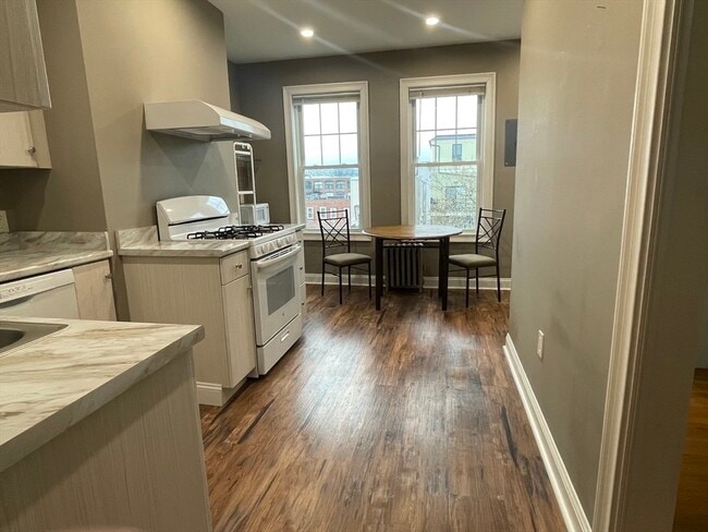 Building Photo - 628 E 3rd St