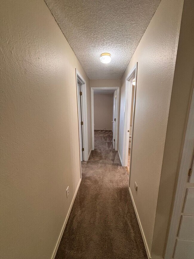 Building Photo - Spacious 4 bedroom 2 bath Home in North Al...