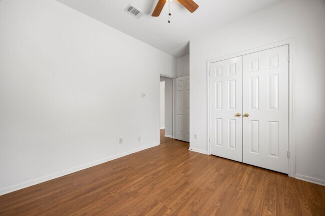 Building Photo - 10215 Hedge Way Dr
