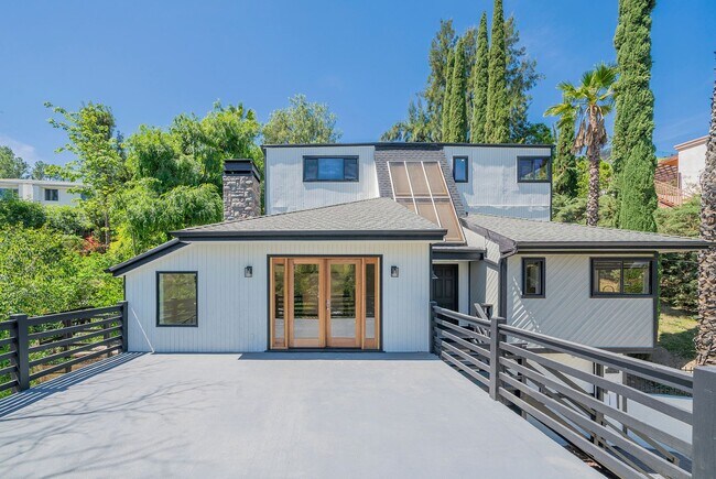 Building Photo - Beautifully Renovated Woodland Hills Home