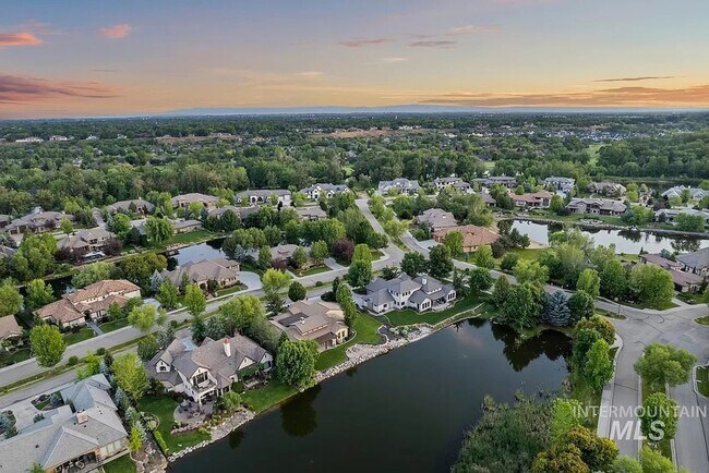 Building Photo - Stunning 4 Bedroom Home in The Shores | Luxury Meets Every Day Comfort