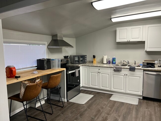 Building Photo - 325 S 2nd St