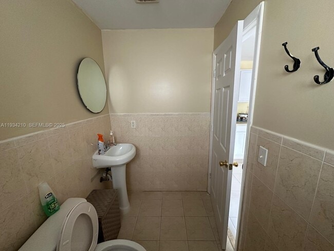 Building Photo - 5440 SW 101st Ave