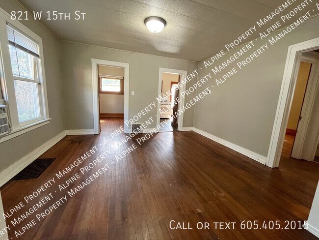 Building Photo - 821 W 15th St