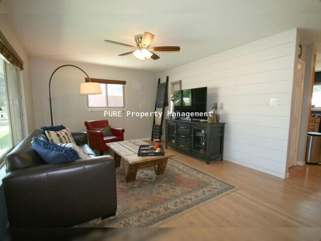 Building Photo - 3 Bed/2 Bath Ranch Home on Large Lot with Oversized Garage