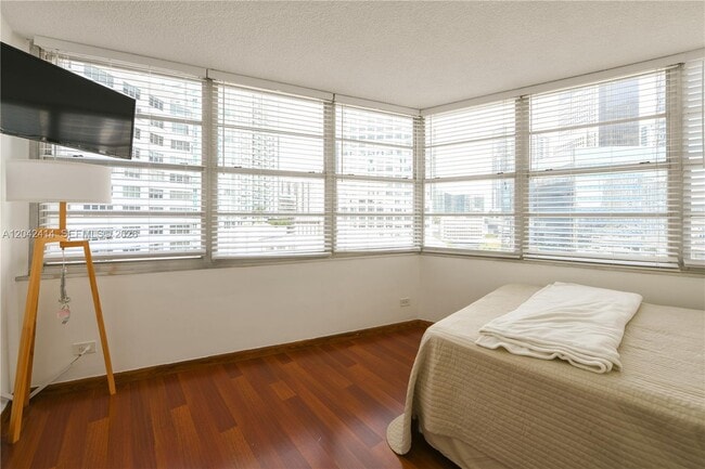 Building Photo - 801 Brickell Bay Dr