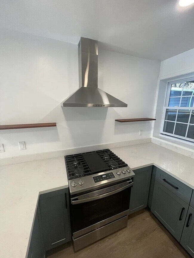 Building Photo - Newly renovated 2-BR/1.5BA apartment