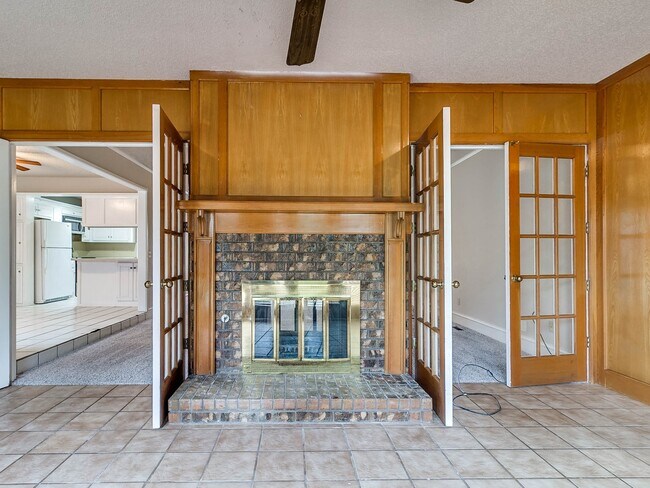 Building Photo - Large Corner Lot - 4 Bed/2.5 Bath + Study - 1 mile from PC North High School