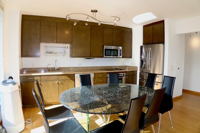 Building Photo - *New* 2 Bed & 2 Bath Condo in Fidi with Parking