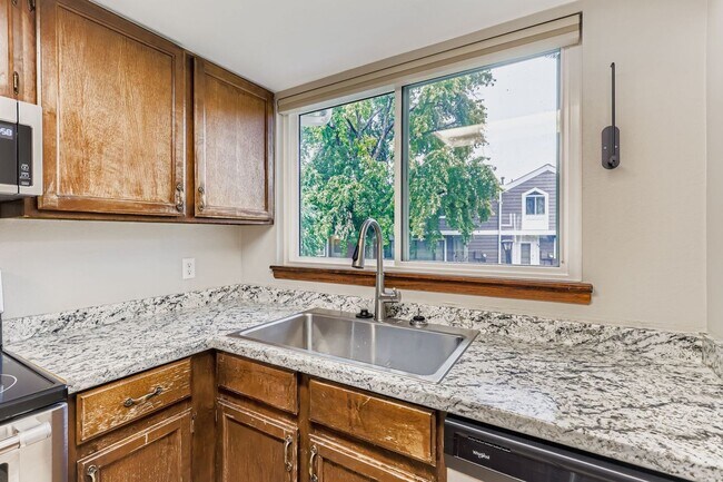 Building Photo - Wonderful 2BD/2.5BA Condo in Excellent Loc...