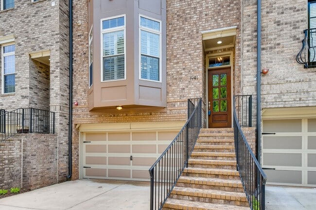 Building Photo - 1941 Ridgemont Ln