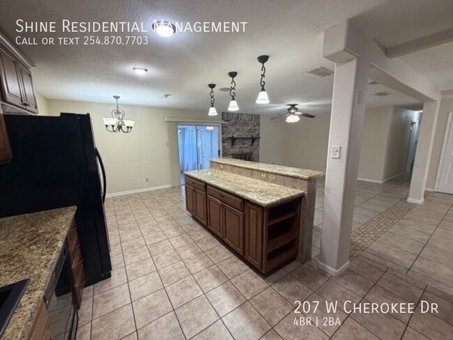 Building Photo - 207 W Cherokee Dr