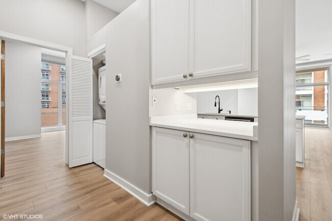 Building Photo - 939 W Madison St