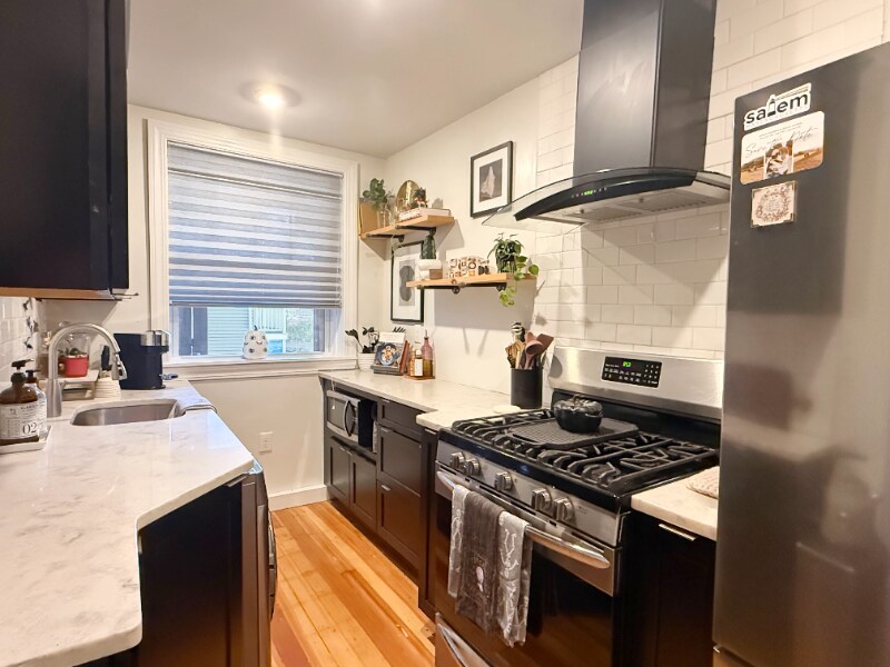 Building Photo - 25 Roslyn St