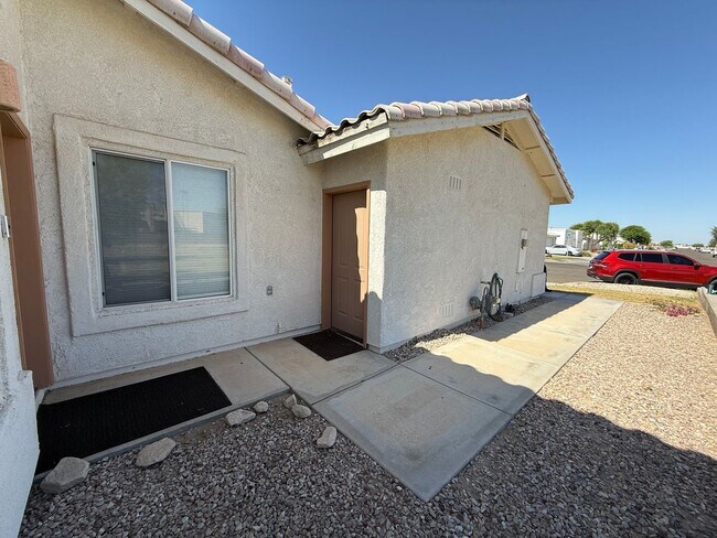 Building Photo - Yuma Meadows Townhouse - Furnished / Unfurnished