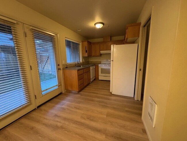 Building Photo - ro17