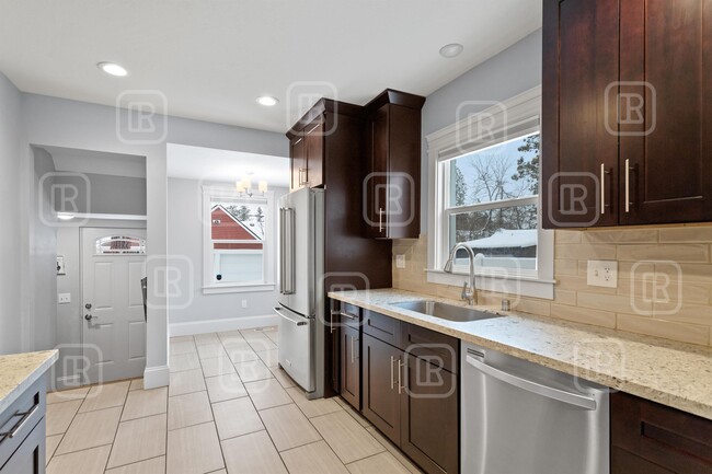 Building Photo - 414 W 29th Ave