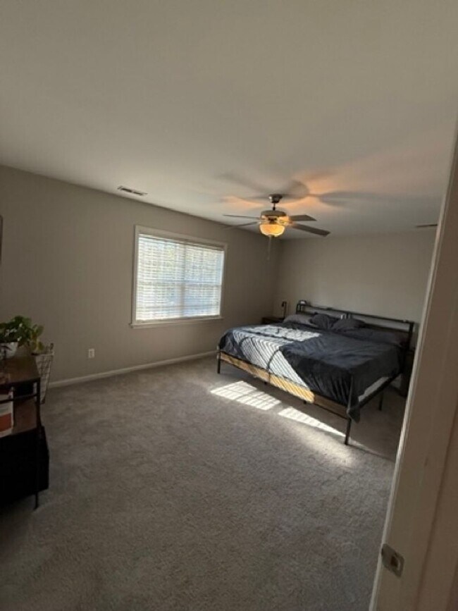 Building Photo - Welcome To Carriage Run!!