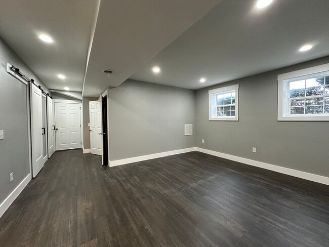 Building Photo - 4 Bedroom/3 Bathroom House in Piney Flats, TN