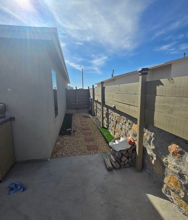 Building Photo - Mescal Bean