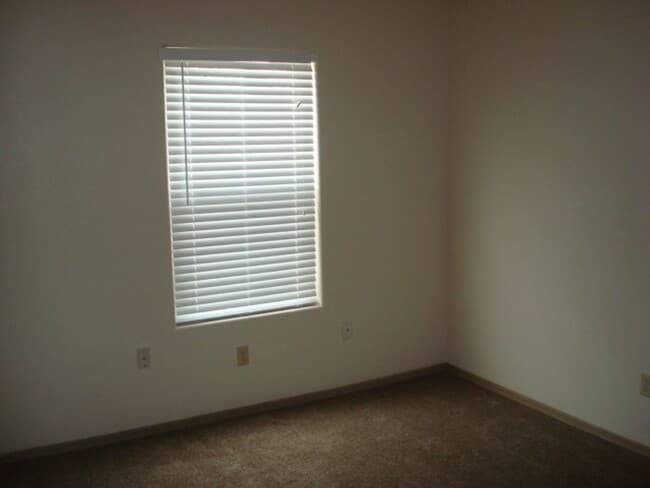 Building Photo - Cute Townhouse in Desirable Area- Close to...