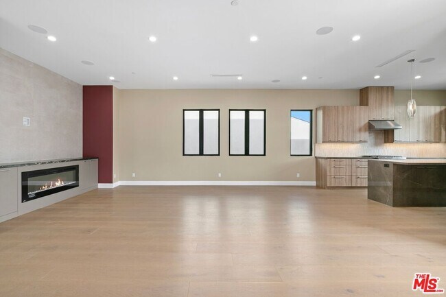 Building Photo - 211 S Irena Ave
