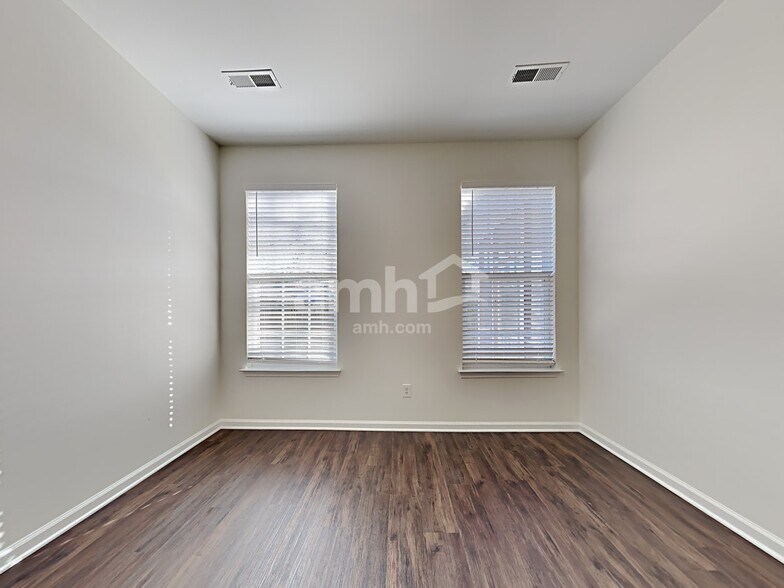 Building Photo - 2414 Thoreau St