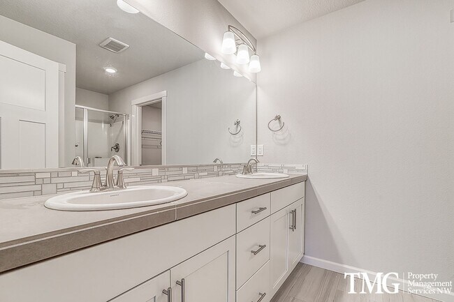 Building Photo - 3 Bedroom, 2.5 Bath Townhome In Ridgefield!