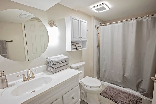 Building Photo - 413 SE Lana Ct