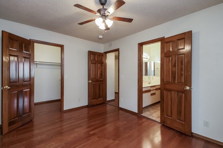 Building Photo - 1226 W Seashore Dr