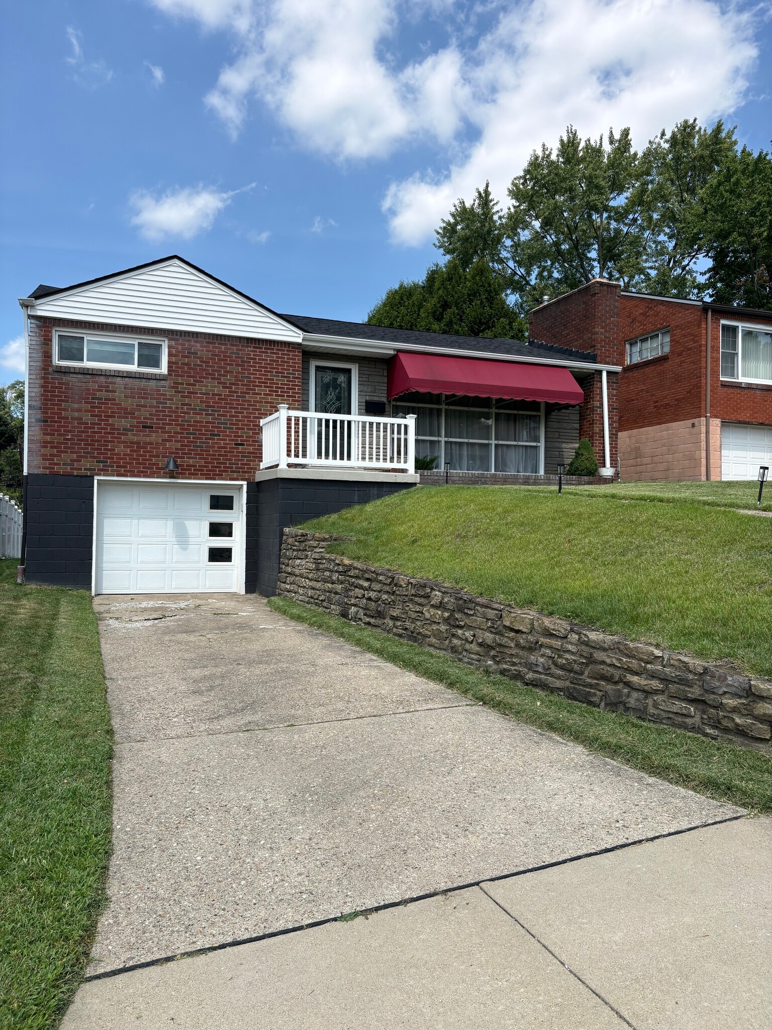 Building Photo - 1624 Sillview Dr