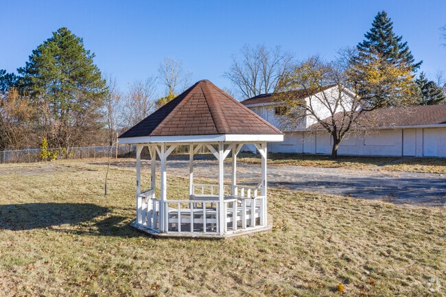 Open Area and Gazebo - Lakeside Apartments