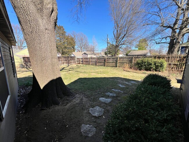 Building Photo - Beautifully renovated Midtown charmer