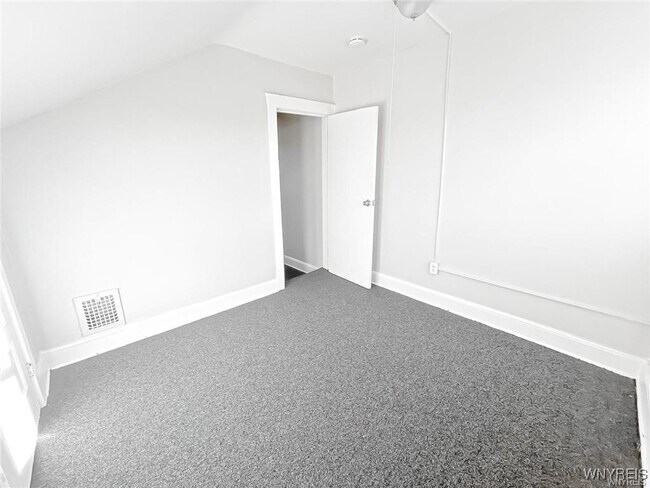 Building Photo - 527 24th St
