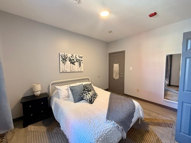 Building Photo - 70 Russell St