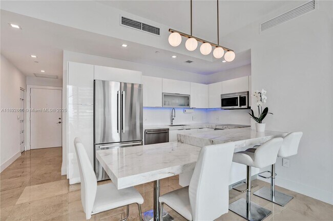 Building Photo - 950 Brickell Bay Dr