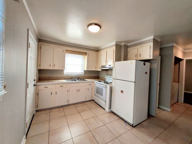 Building Photo - Hoyt Street