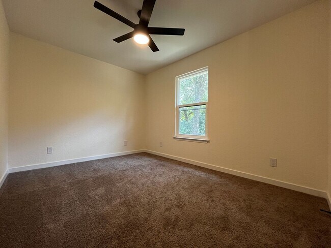 Building Photo - JUST RENOVATED 4/2.5 IN GREAT LEANDER LOCA...