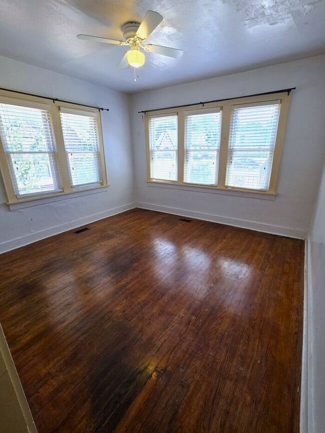 Building Photo - 3 Bed, 1 Bath Home in NW OKC Close to Plaza District