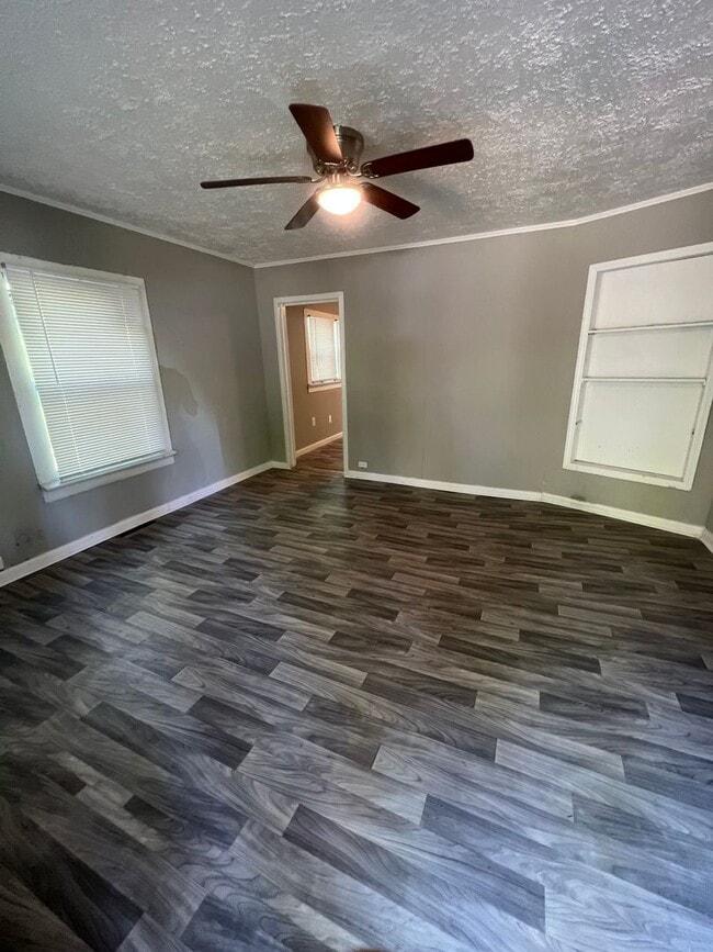 Building Photo - 1112 East Dr