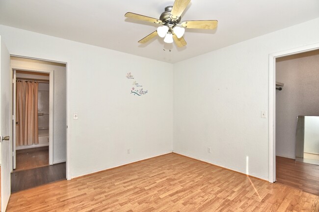 Building Photo - 2208 W Memphis St