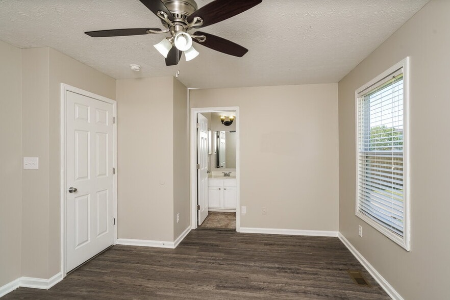 Building Photo - 5215 Oldshire Rd