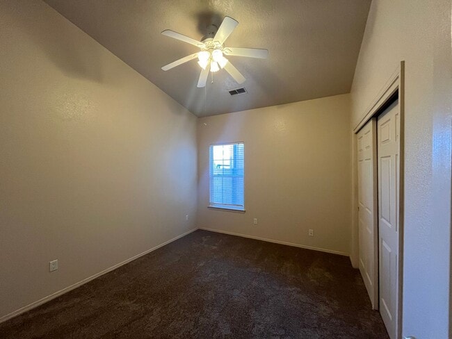Building Photo - Spacious 3 Bedroom 2 Bathroom Home In The NE!