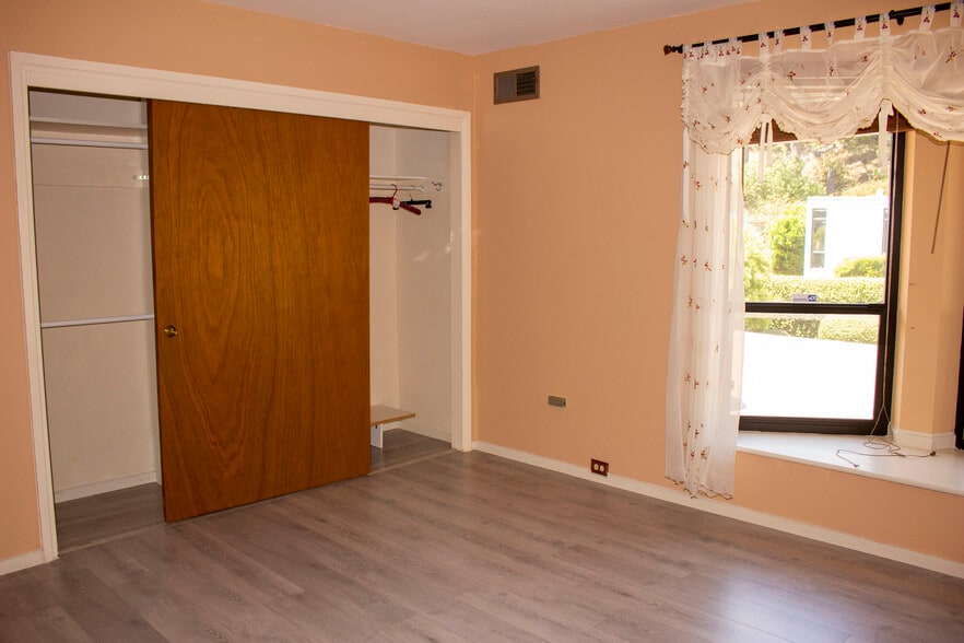 Bedroom 3- Large bedroom w/ Big Closet - 49 Amethyst Way