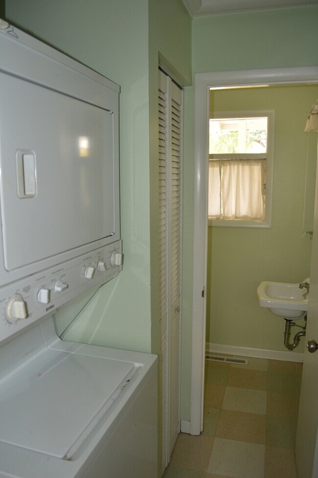 Building Photo - Charming 3 Bed/1.5 Bath in Desirable College Heights Location!