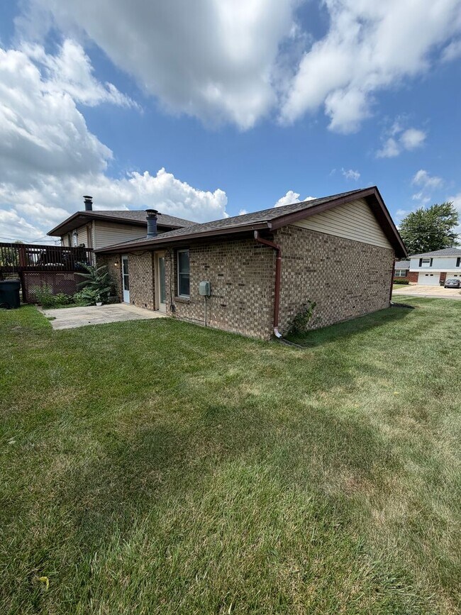 Building Photo - 2 bedroom duplex